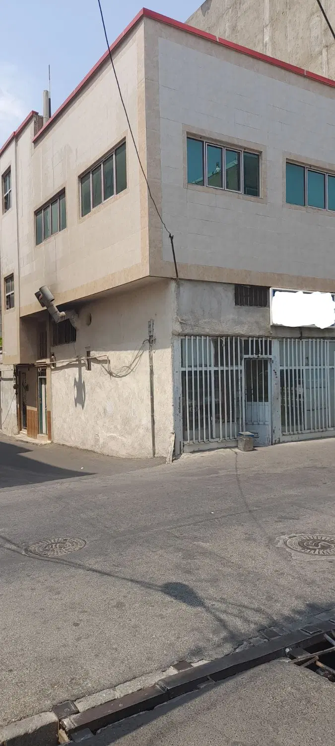 خانه مسکونی دو و نیم طبقه بایک باب مغازه نان روغنی