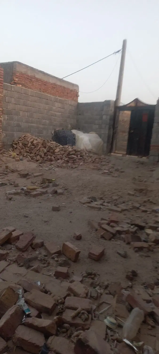 زمین چهار دیوار