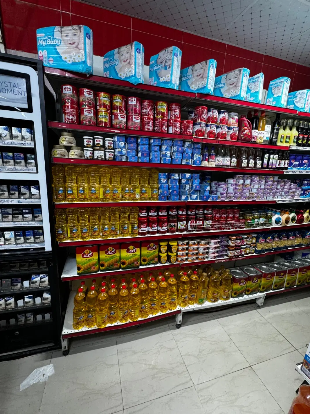 سوپر مارکت با اجناس