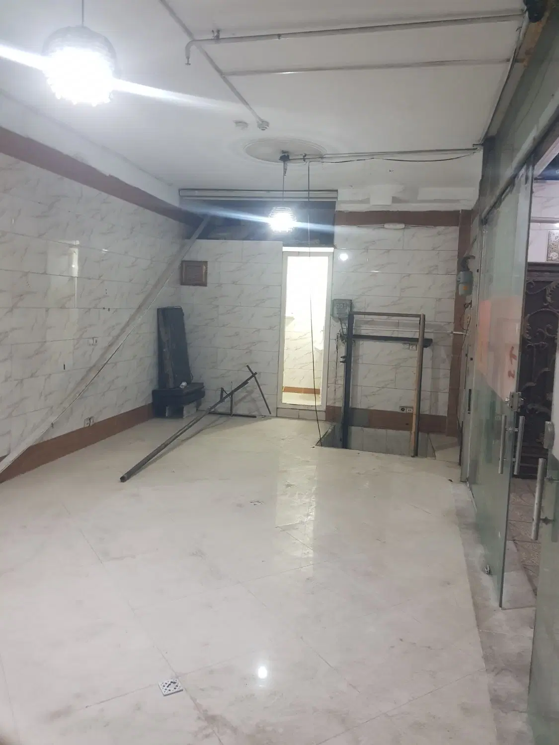 120متر_مغازه تجاری_جهت آشپزخانه_بالابر برقی_تخلیه