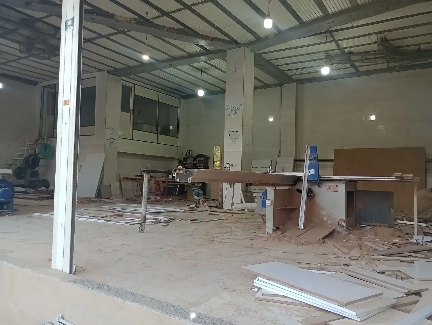 ویلایی سه طبقه در خیابان ۳۲ متری حکمت