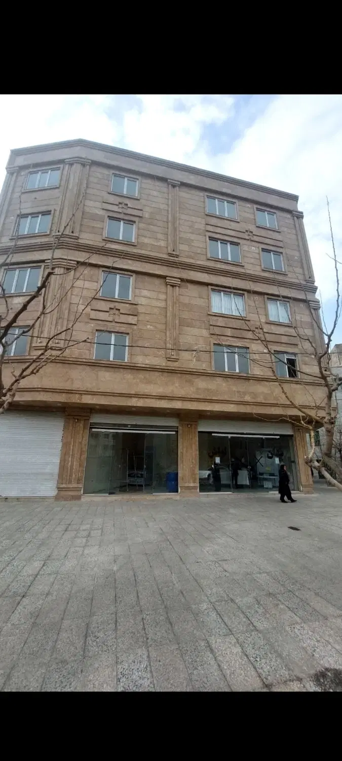 سه دستگاه زیر زمین تجاری