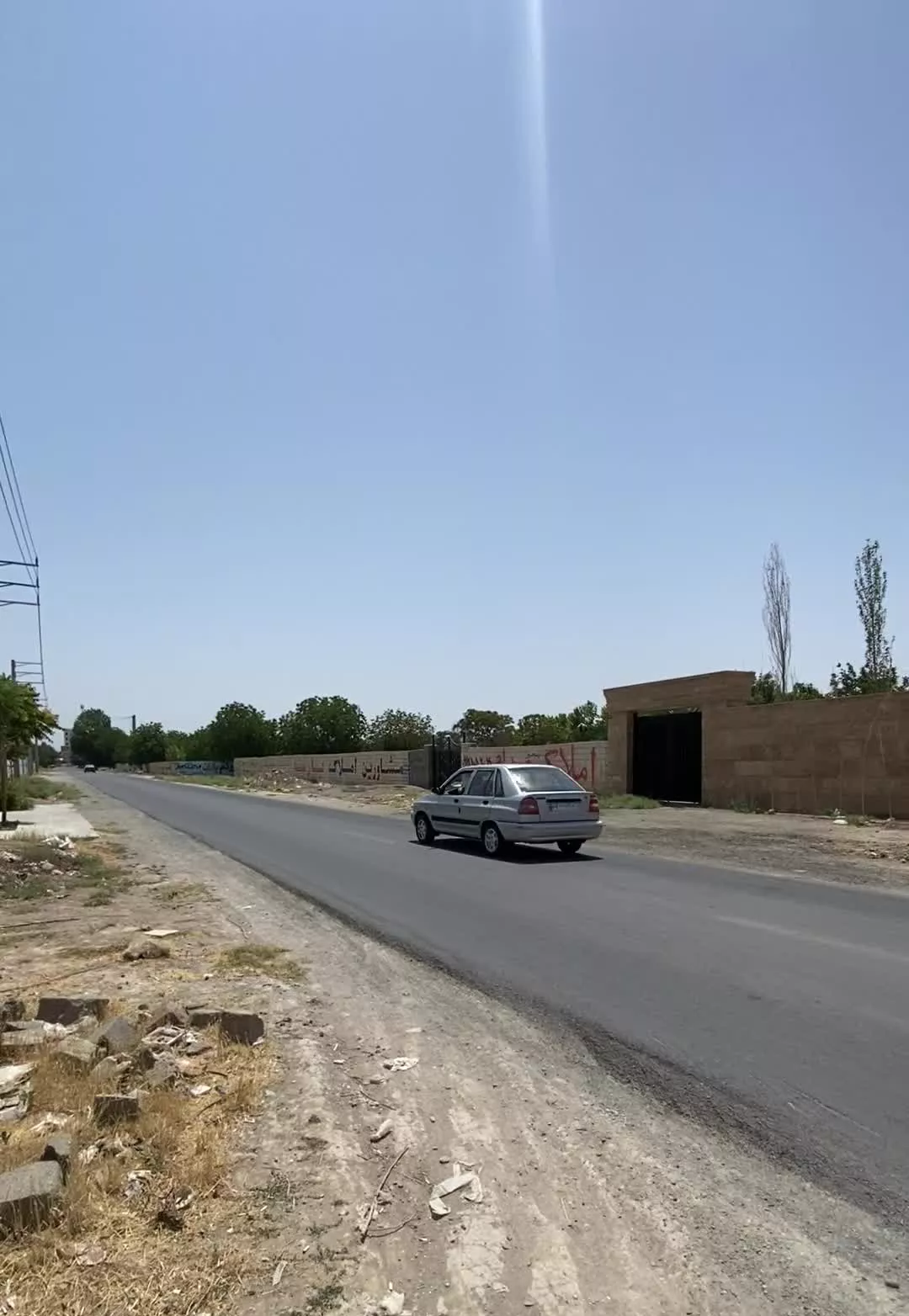 ۳۰۰ متر زمین