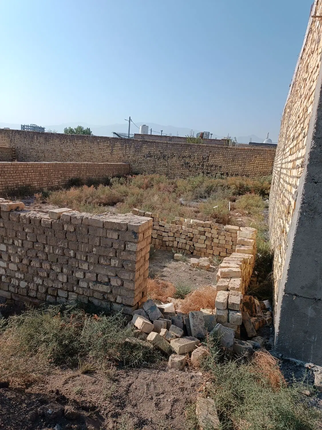 زمین فروشی