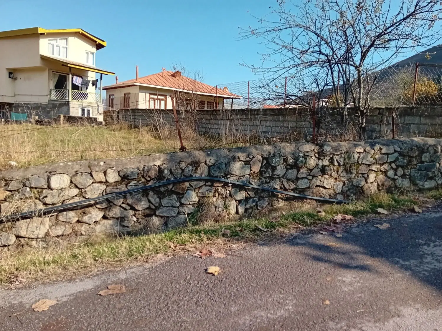 ملک با یک بنای کلنگی قابل سکونت به مساحت 1061