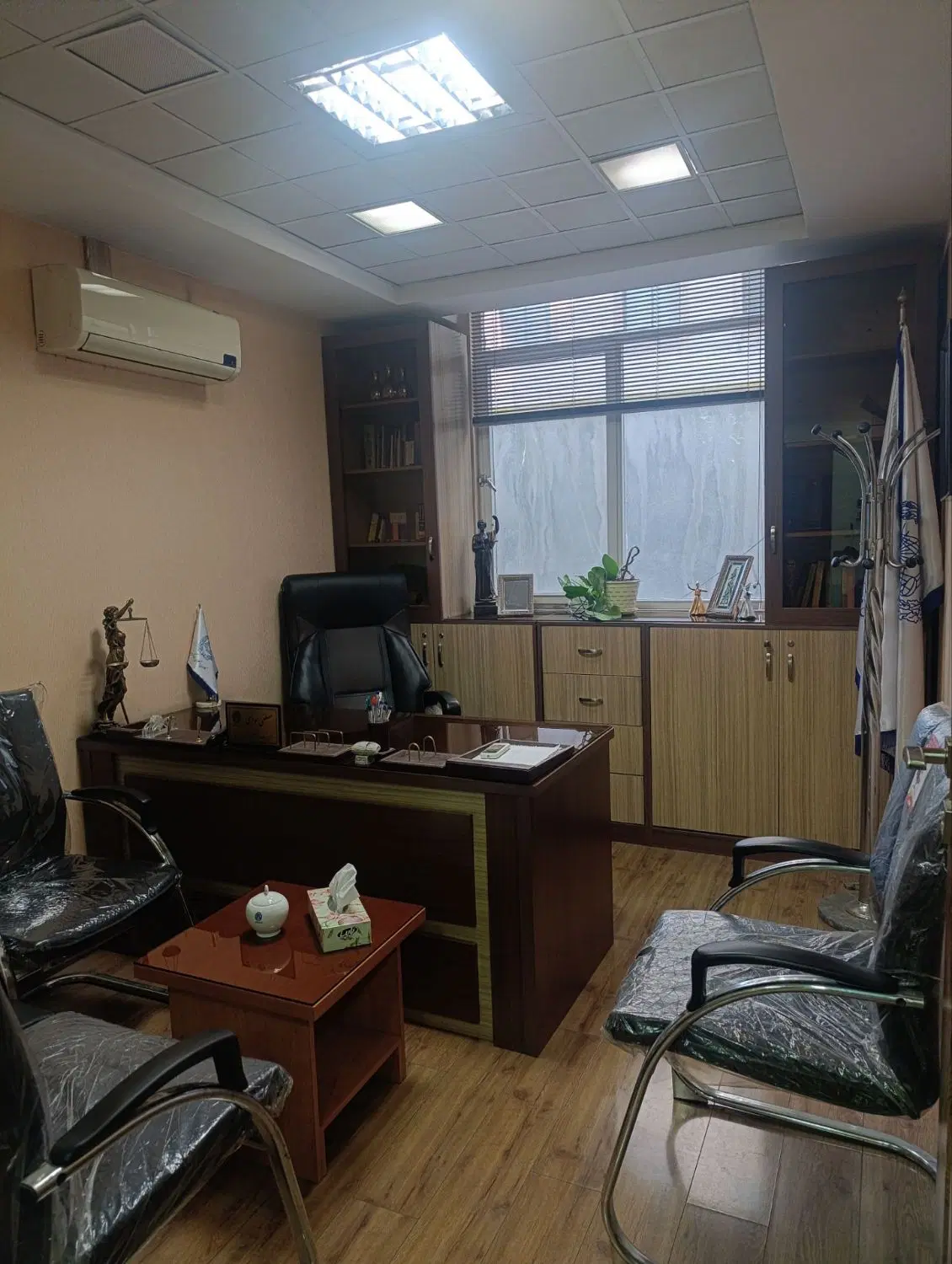 دو اتاق از یک دفتر وکالت جداگانه اجاره داده میشود