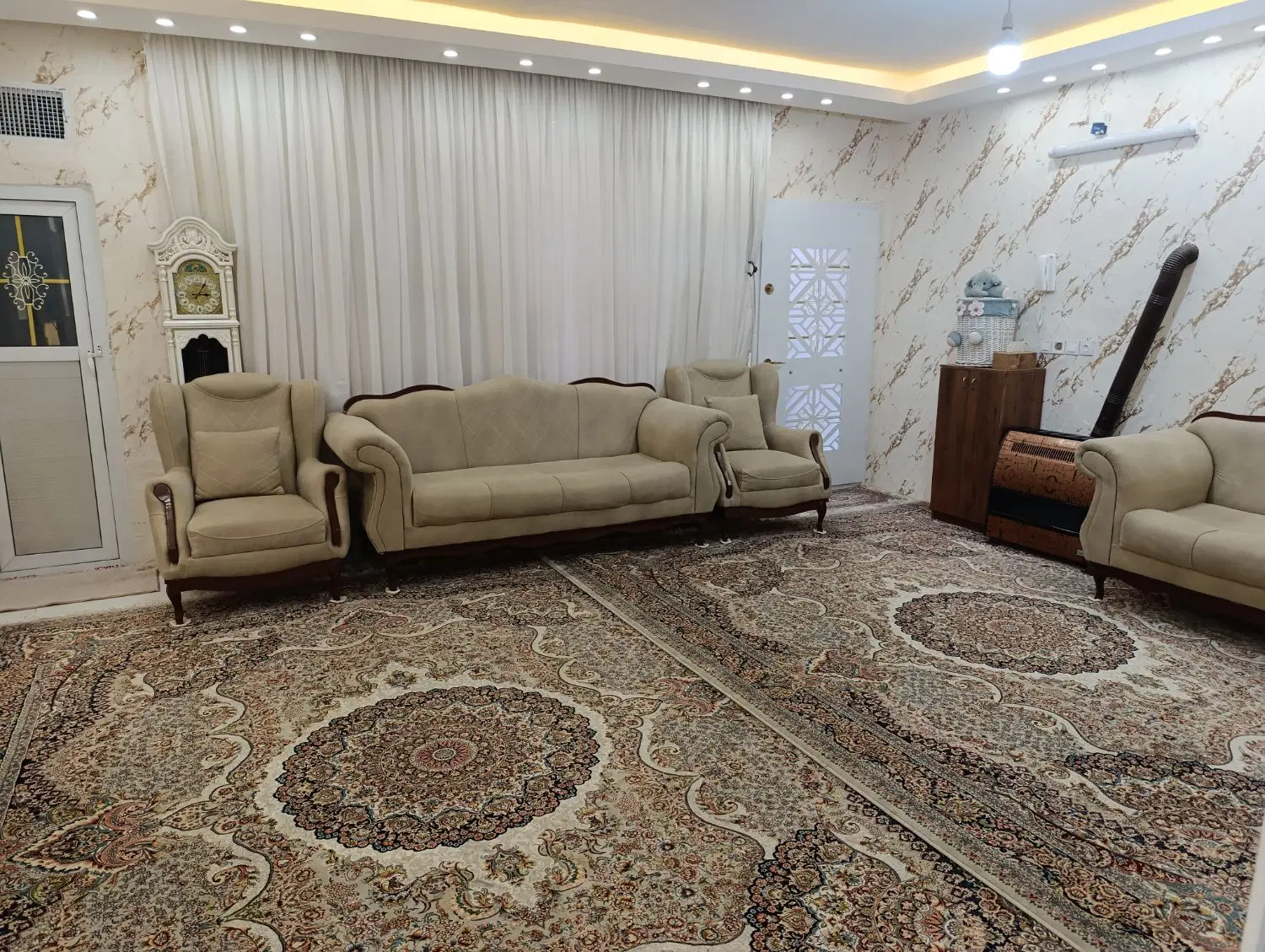 دو طبقه مستقل هر واحد ۷۰ متر تک‌خواب در حر ۱۵
