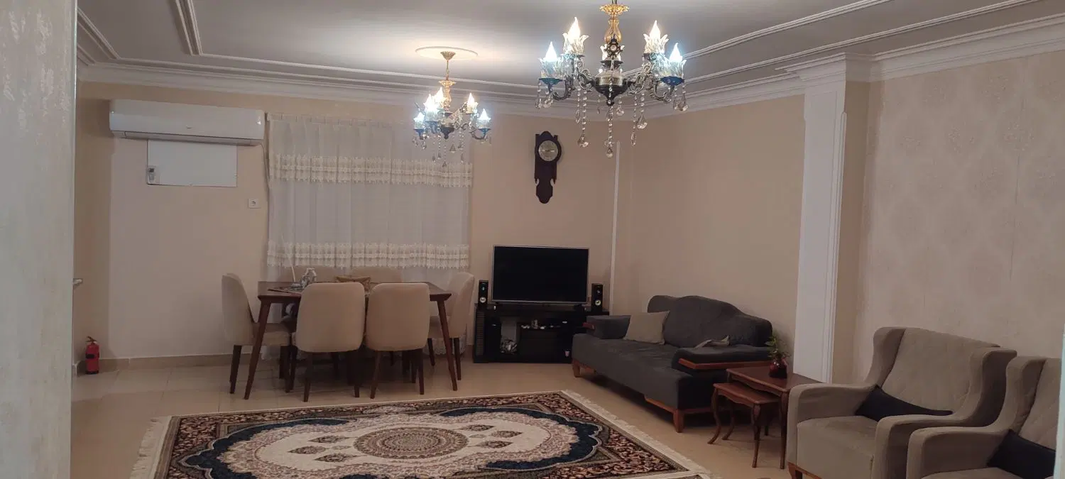 واحد بسیار عالی غرق در نور و خوش نقشه