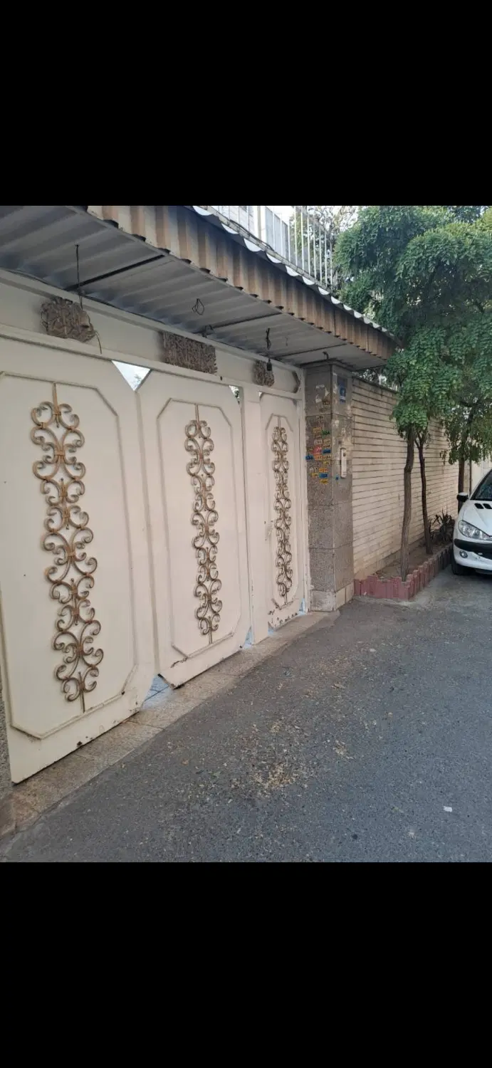 خانه مسکونی حیاط دار (سه طبقه مجزا)