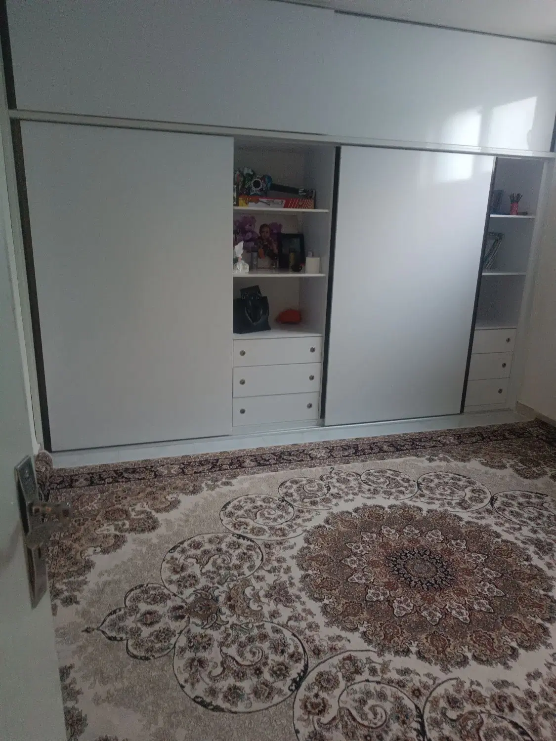 اپارتمان چشمه سفید