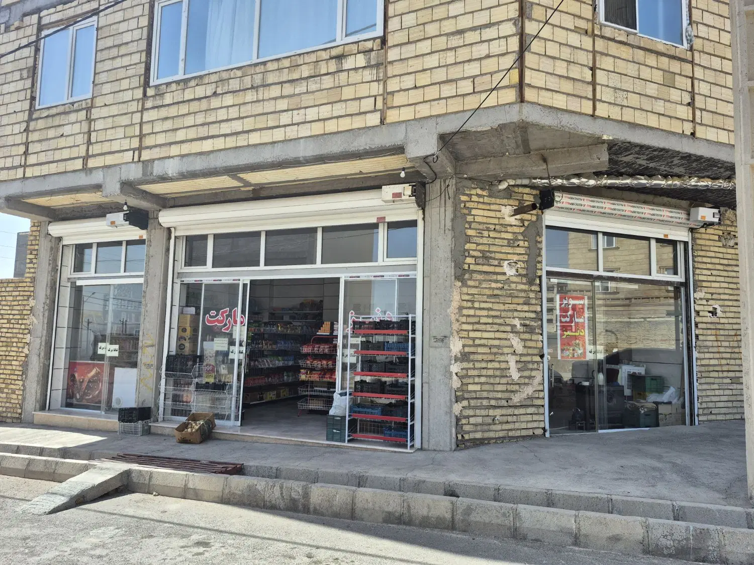مغازه اجاره داده میشه فاز ۸ نبش احدی ۳