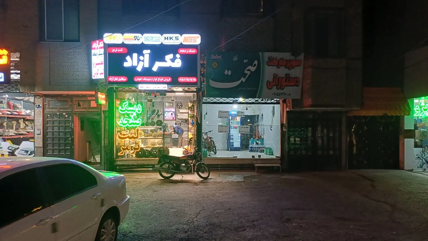 دو مغازه۲۲و۱۷متری و انبار ۲۰۰ م در خ امام رضا ۶۳