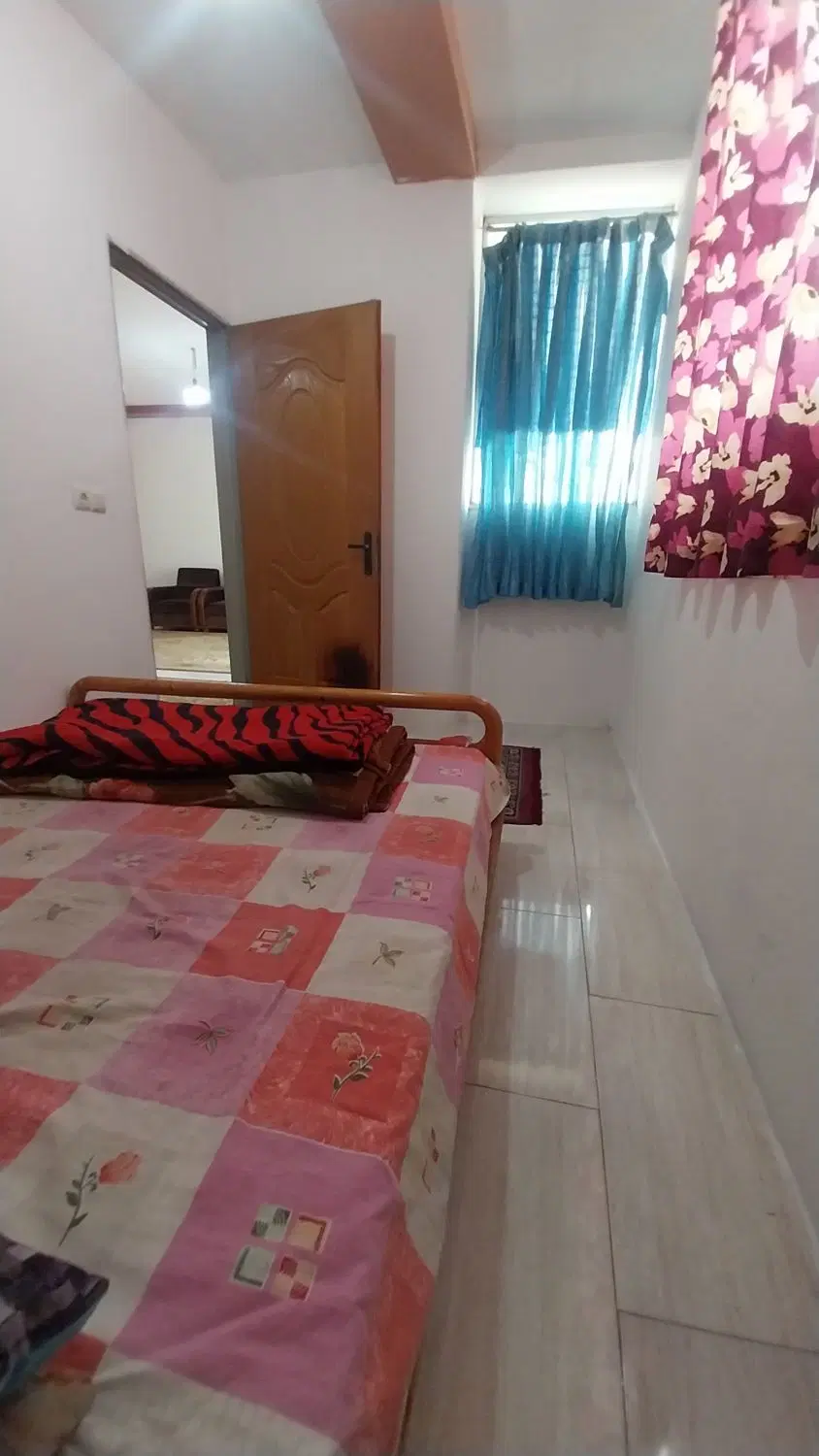 تک خوابه کنار ساحل