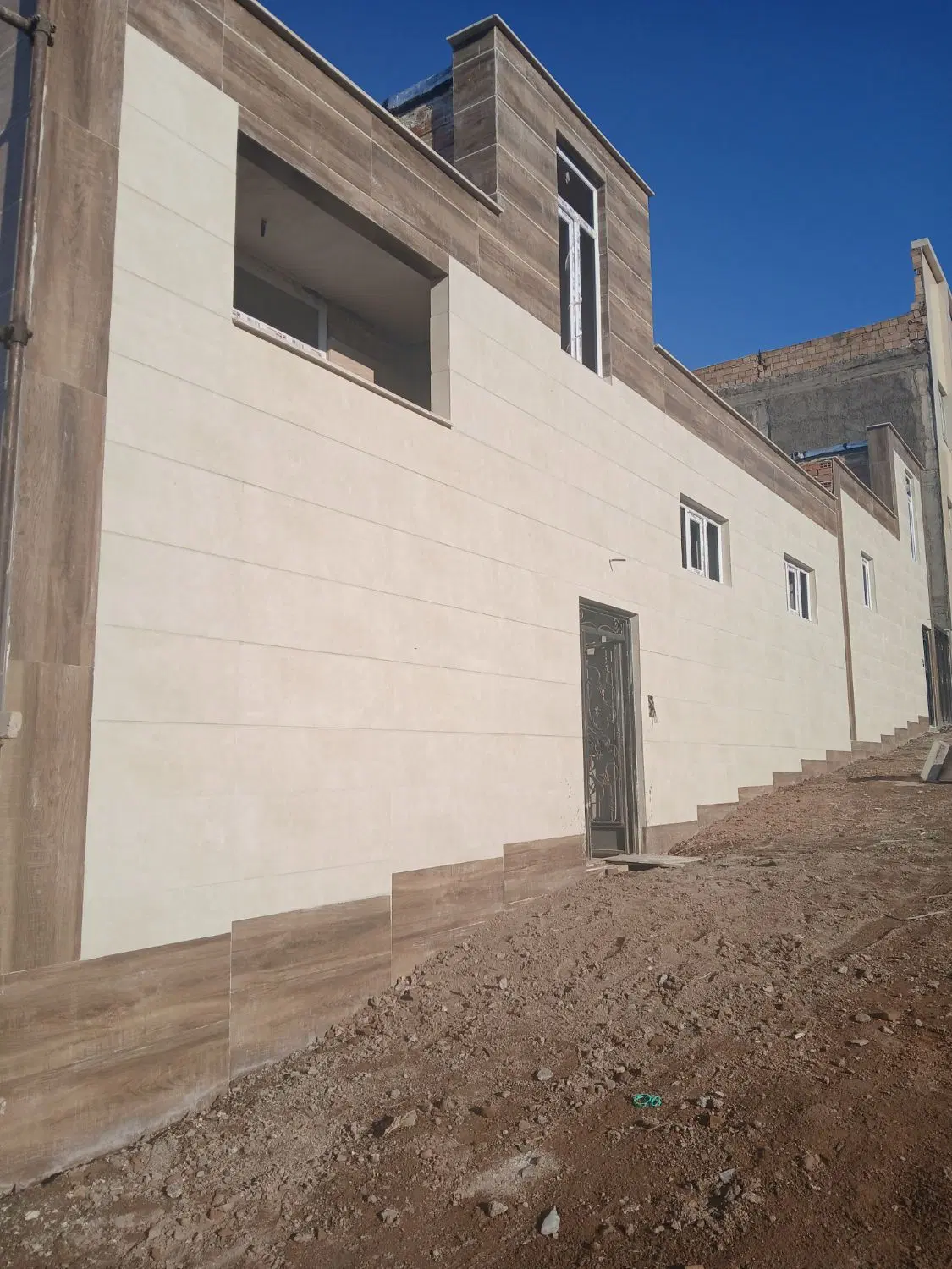 یک طبقه حیاط دو بر نوساخت واقع در بعثت مرند