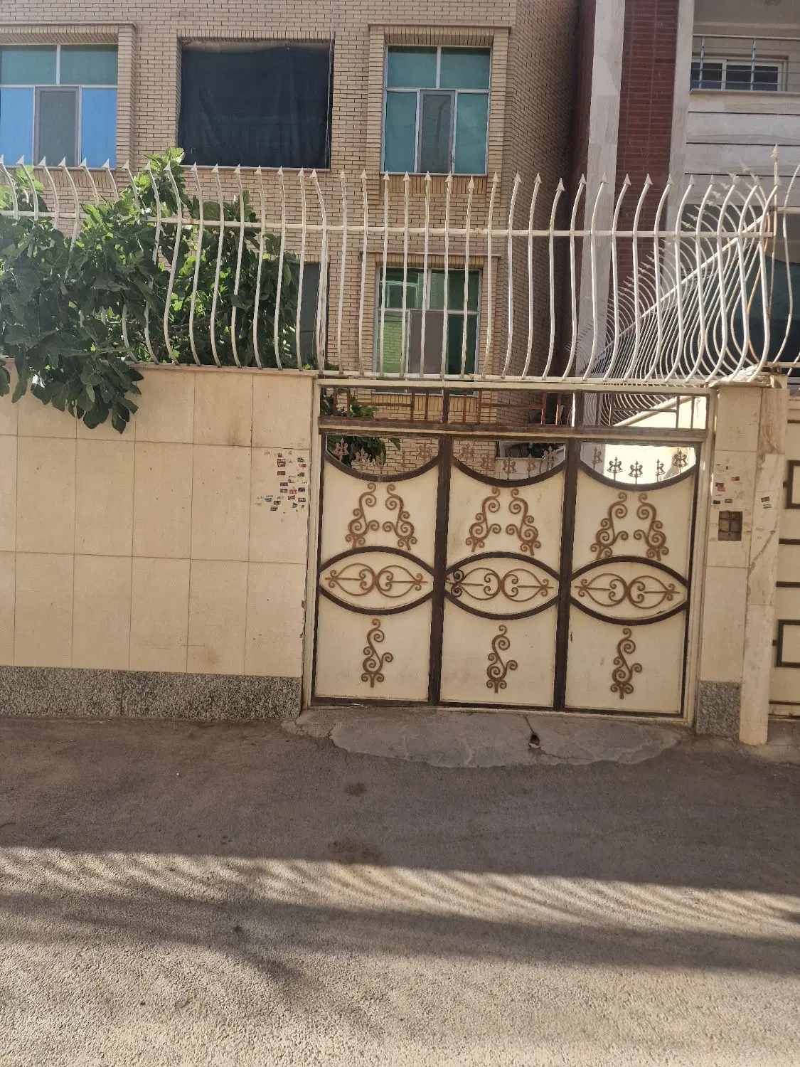 خانه طبقه همکف حیاط دار