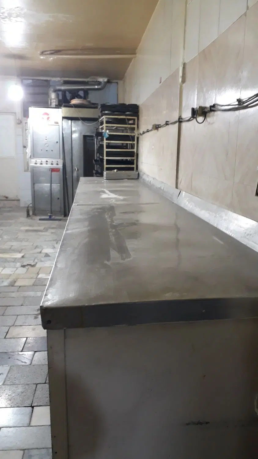 مغازه شرینی فروشی به متراژ ۹۰ متر فول امکانات