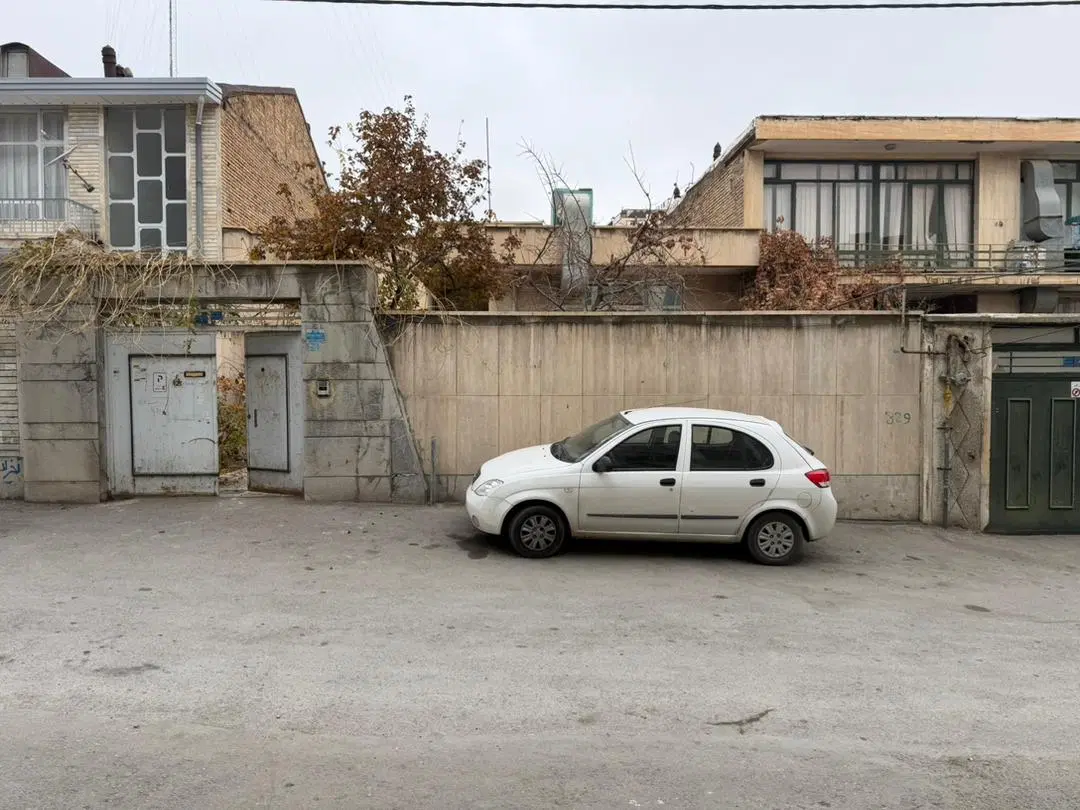 حیاط مسکونی با بر ۱۱متر