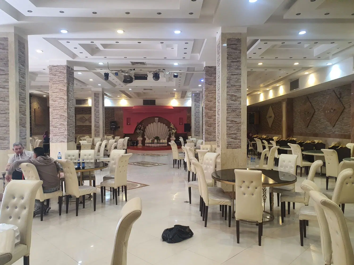 اجاره سالن بزرگ با دسترسی خوب مناسب فروشگاه ها