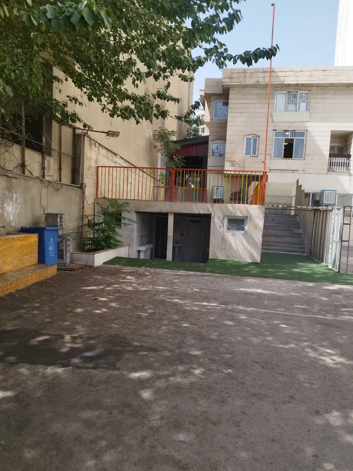 ۱۶۰۰ متر مناسب  کلینیک، سفارت،شرکت‌های بین‌المللی
