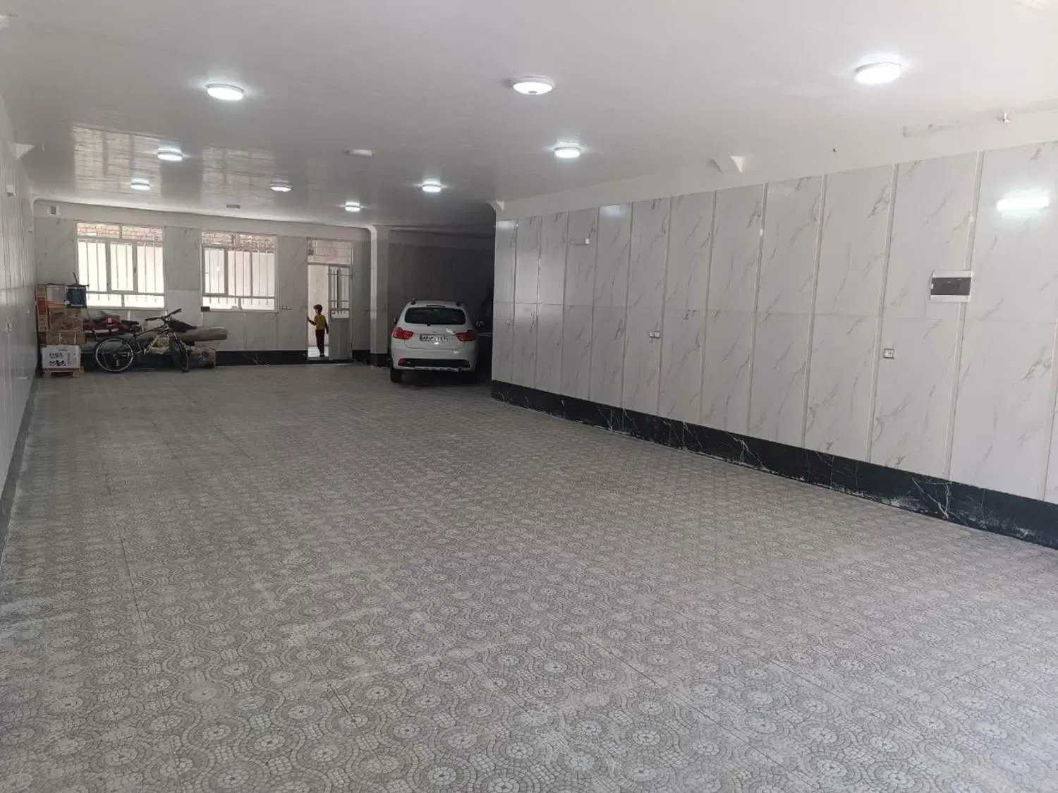 پارکینگ یا انبار مواد غذایی