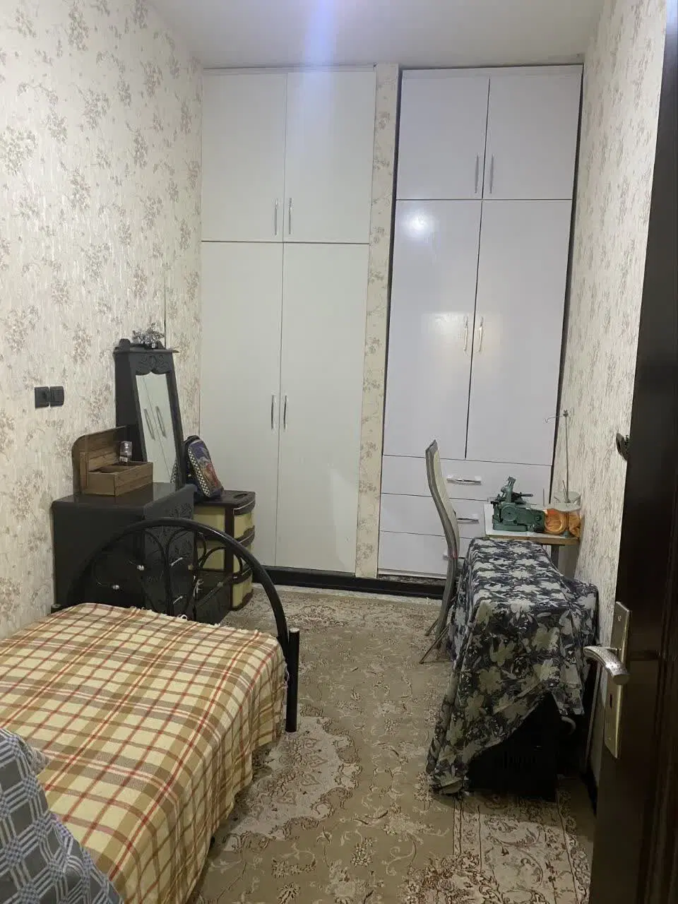زیرزمین گلخانه ای پر نور