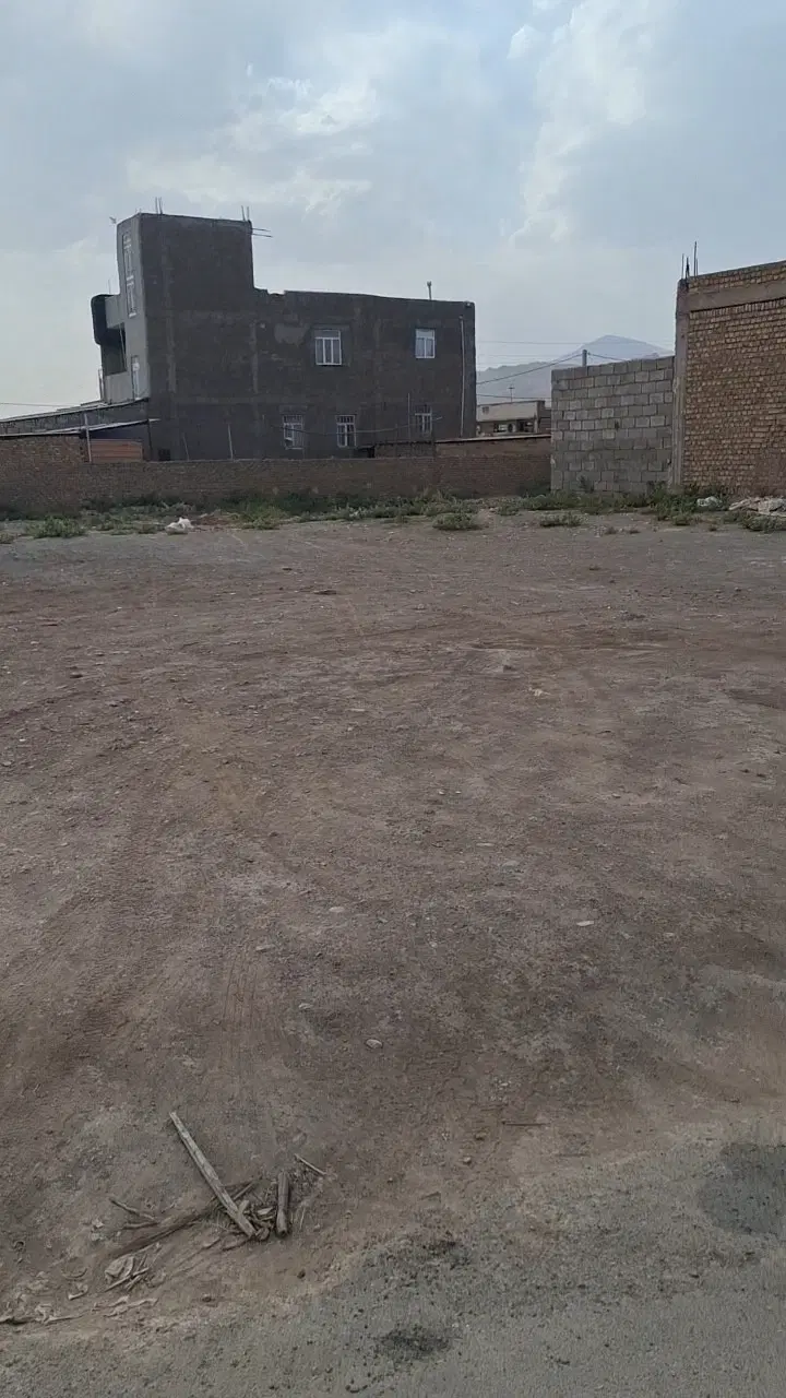 زمین مسکونی ۴۰۲متری در حاجی آباد