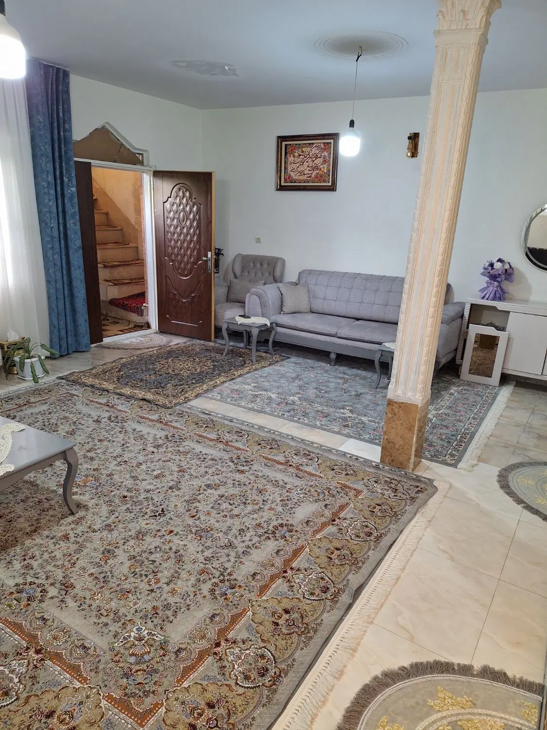 طبقه همکف یک خانه ی ویلایی تازه تعمیر شده وسط شهر