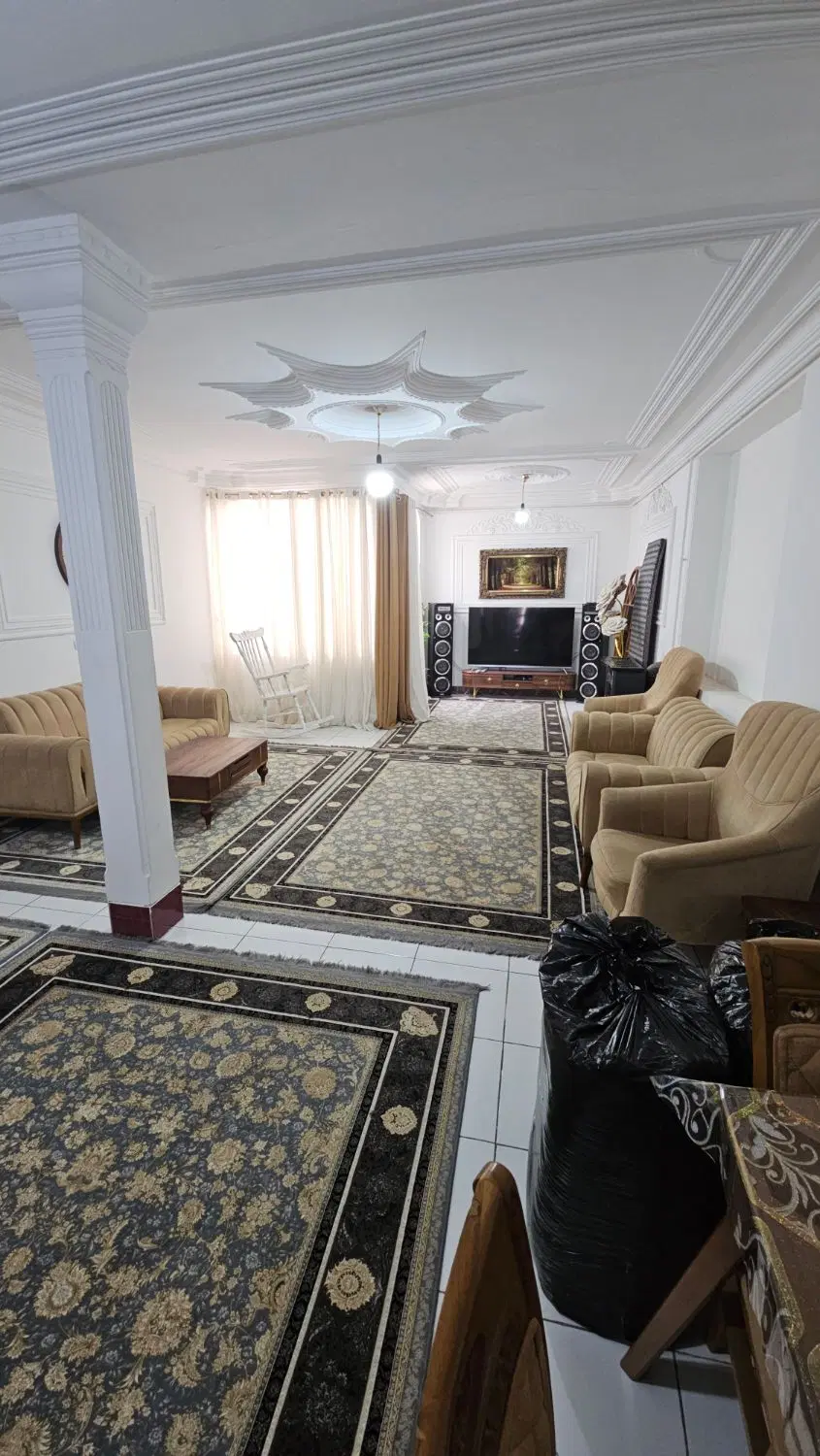 بر خیابان اصلی سعدی، جنب پارک