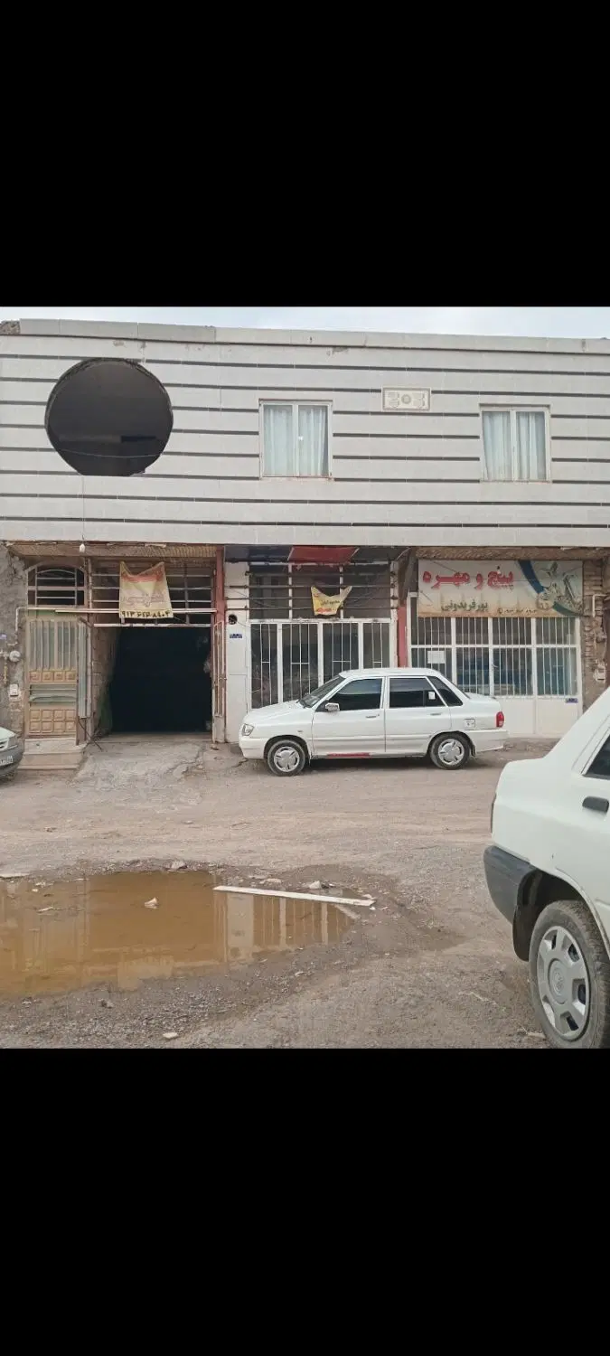 یک خانه دارای ۳ مغازه ۱۱۰متر بالاساخته