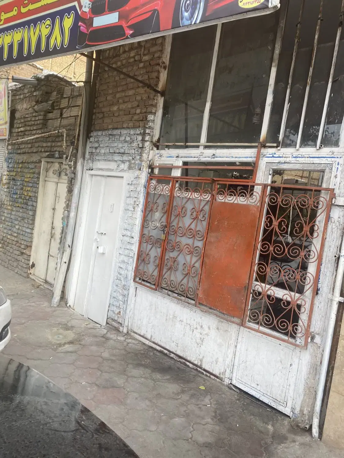 حیاط مسکونی دربست بر خیابان ۴۲ متری انقلاب