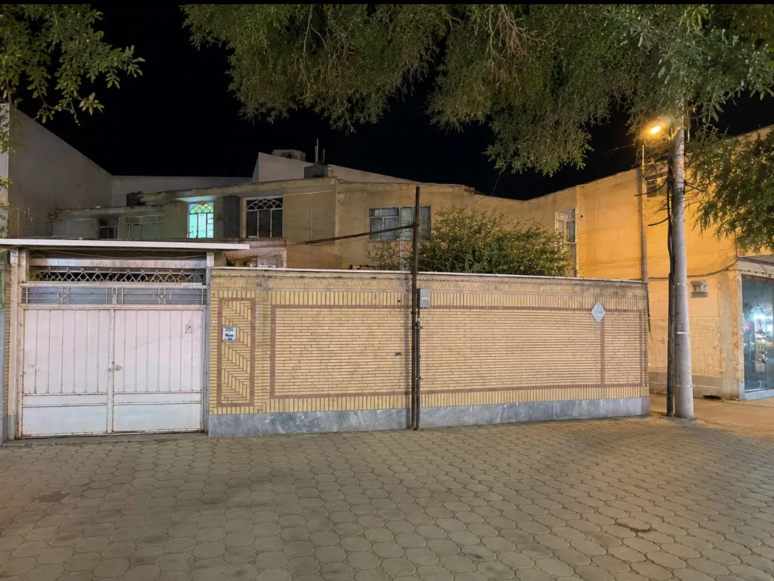 منزل کلنگی دو نبش بر خیابان ۲۲ بهمن کاشان