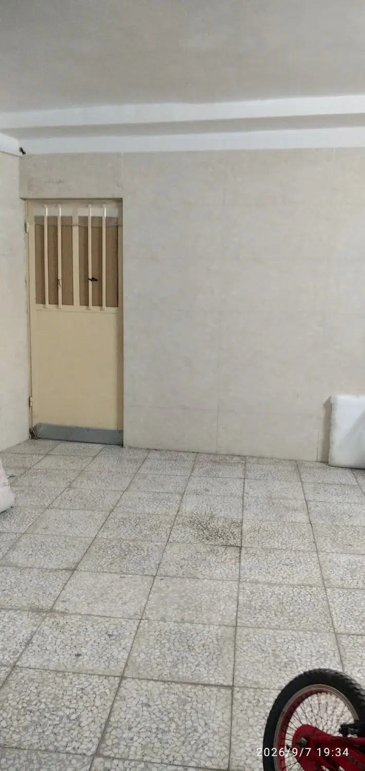 یک باب انبار ۱۲۰متری تمیز تاسقف سرامیک ماشین رو
