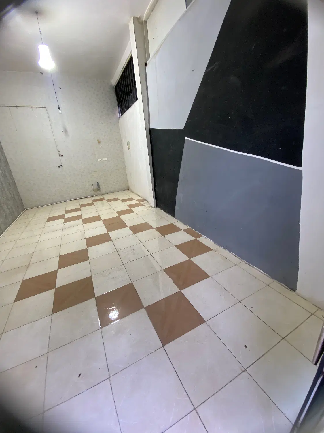 مغازه 24 متری دو نبش بر خیابان کریمخان