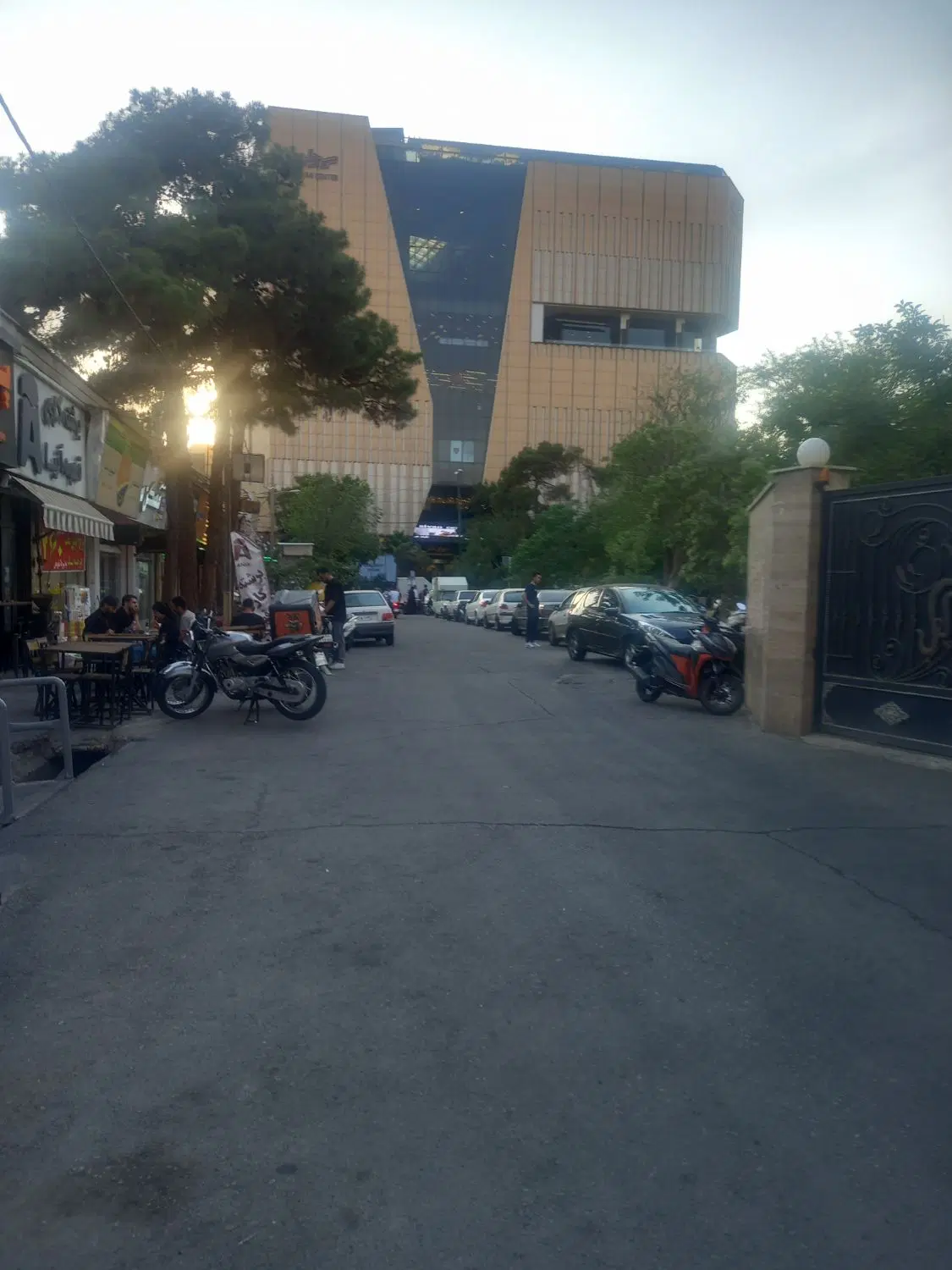 مغازه تجاری ، ۲۲ متر کف.املاک هستم