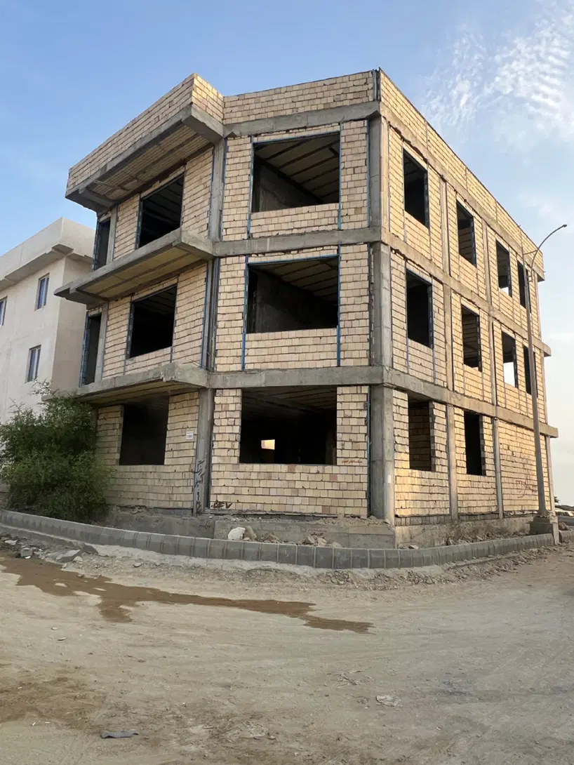 ۲۹۲متر زمین نیم کاره شهرک دی