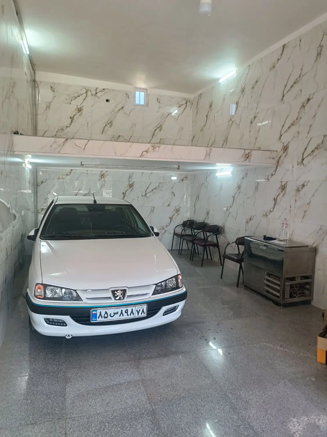 مغازه تجاری در خیابان اصلی