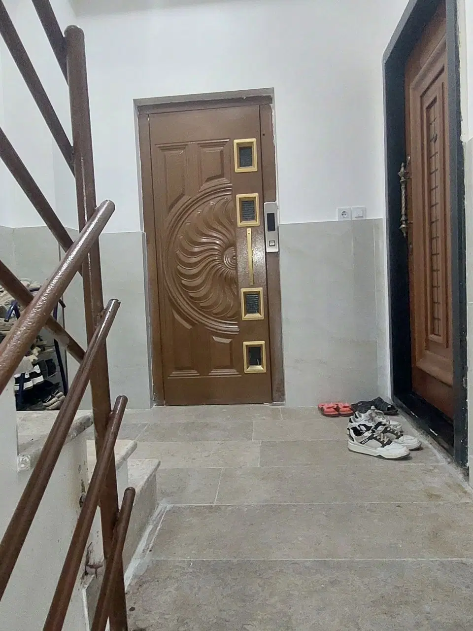 140متری 3خواب طبقه اول اسانسور انباری پارکینگ
