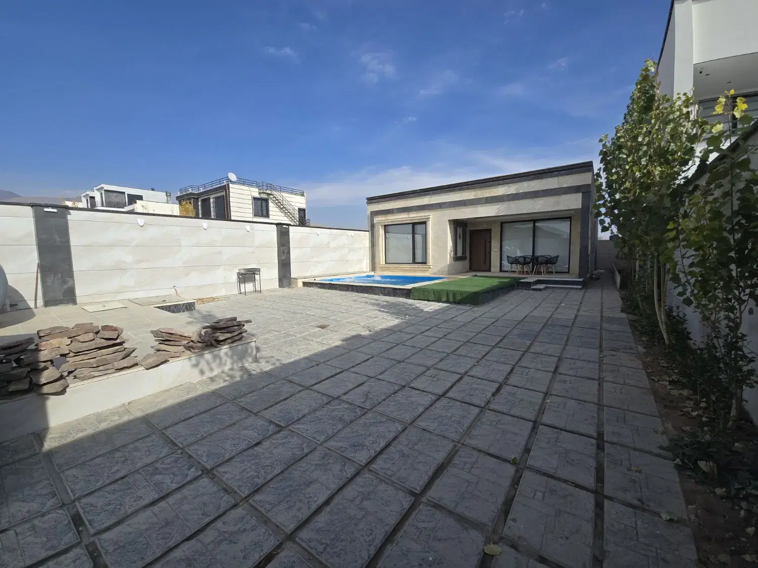 ویلا فلت۳۰۰زمین۱۰۰بنا شهرک برند جابان دماوند