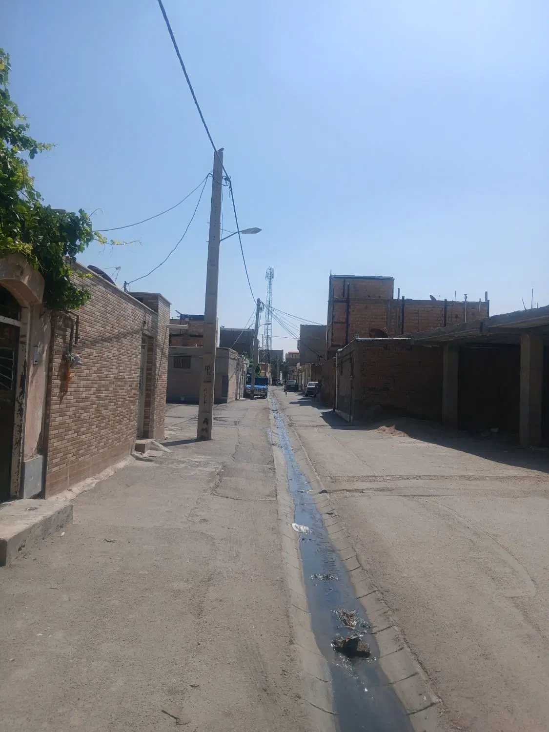 یک قطعه نیمه حصار به مساحت 50 متر در باغ معروف