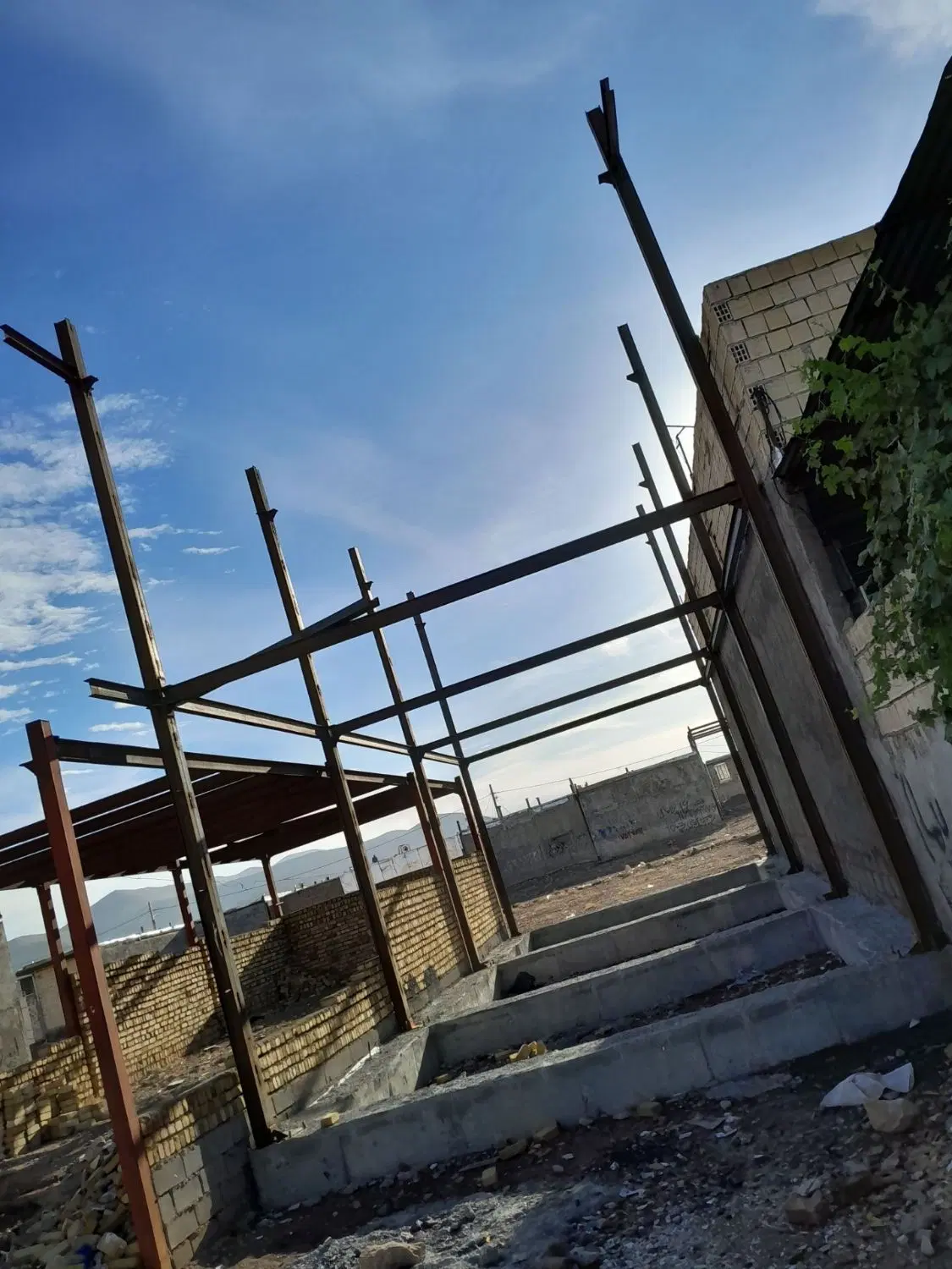 ساختمان نیمه کاره