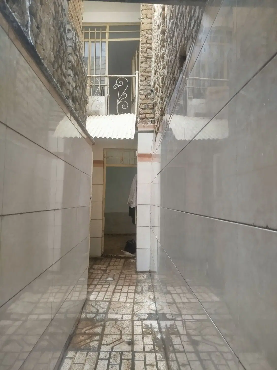 خانه ویلایی داخل کوچه یک متری