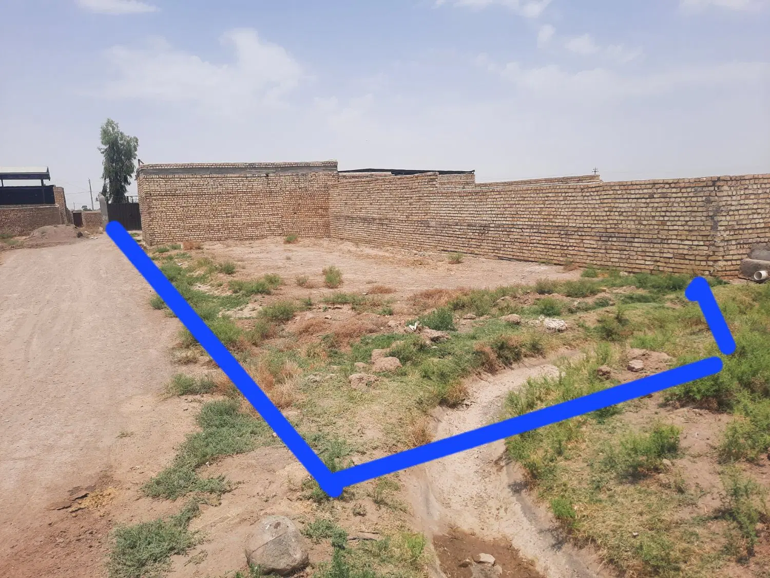 زمین ابتدای جاده قمصر کوی اویشن (صفی اباد)