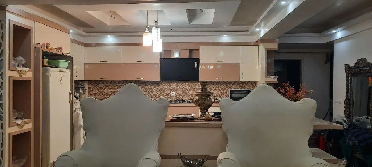 آپارتمان سه نبش بر خیابان غرق در نور نصف راه
