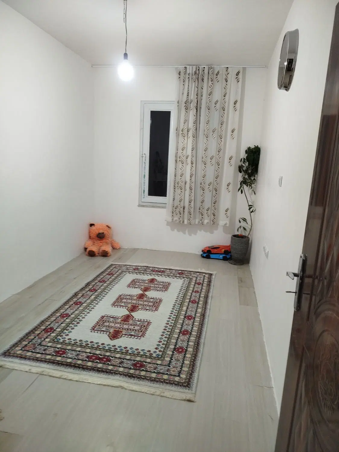 یه واحد همکف مابین کارشناسان وملا باشی