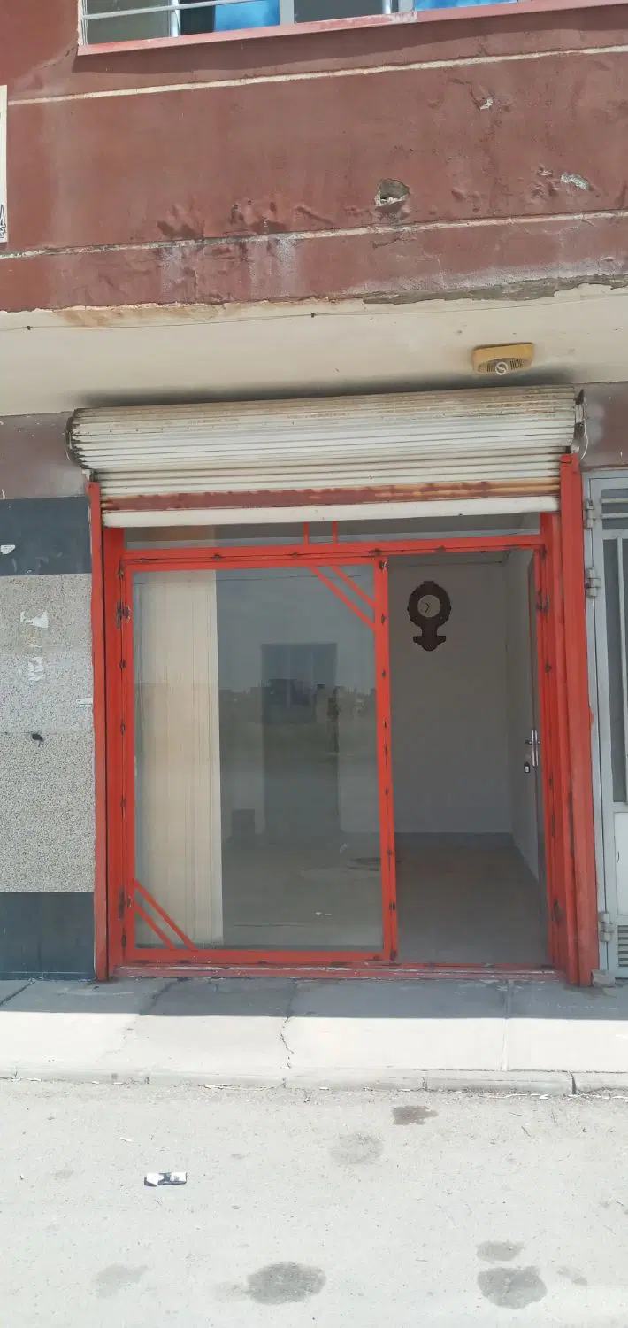 پارکینگ تبدیل شده به مغازه تجاری.