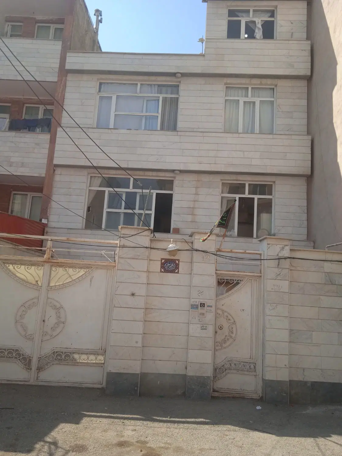 خانه دوطبقه تجاری مسکونی واقع در علی اباد