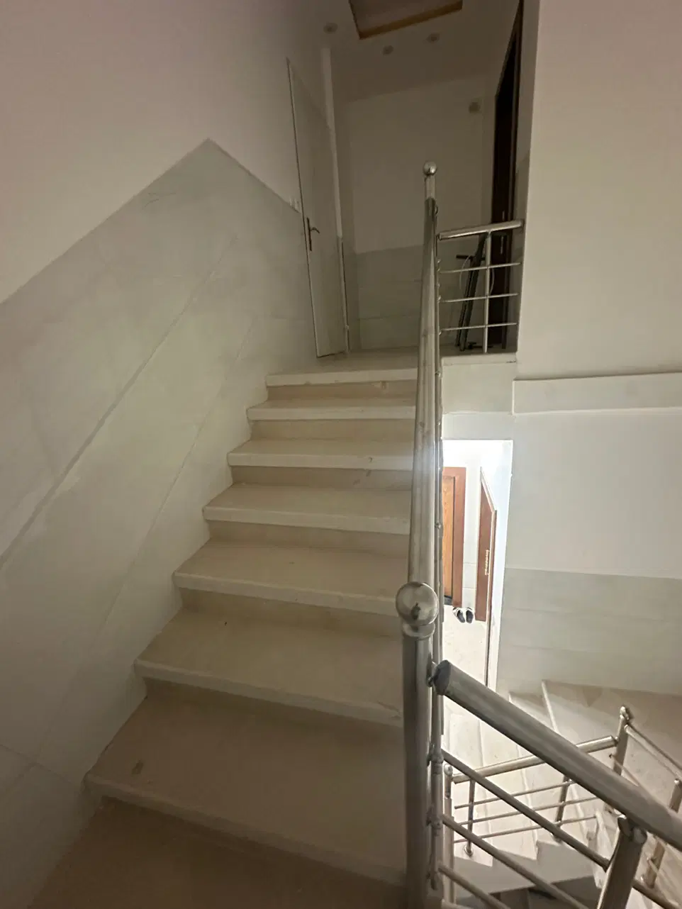 مغازه ۲۵ متری ۳ طبقه سنددار باپروانه میدان شهرداری