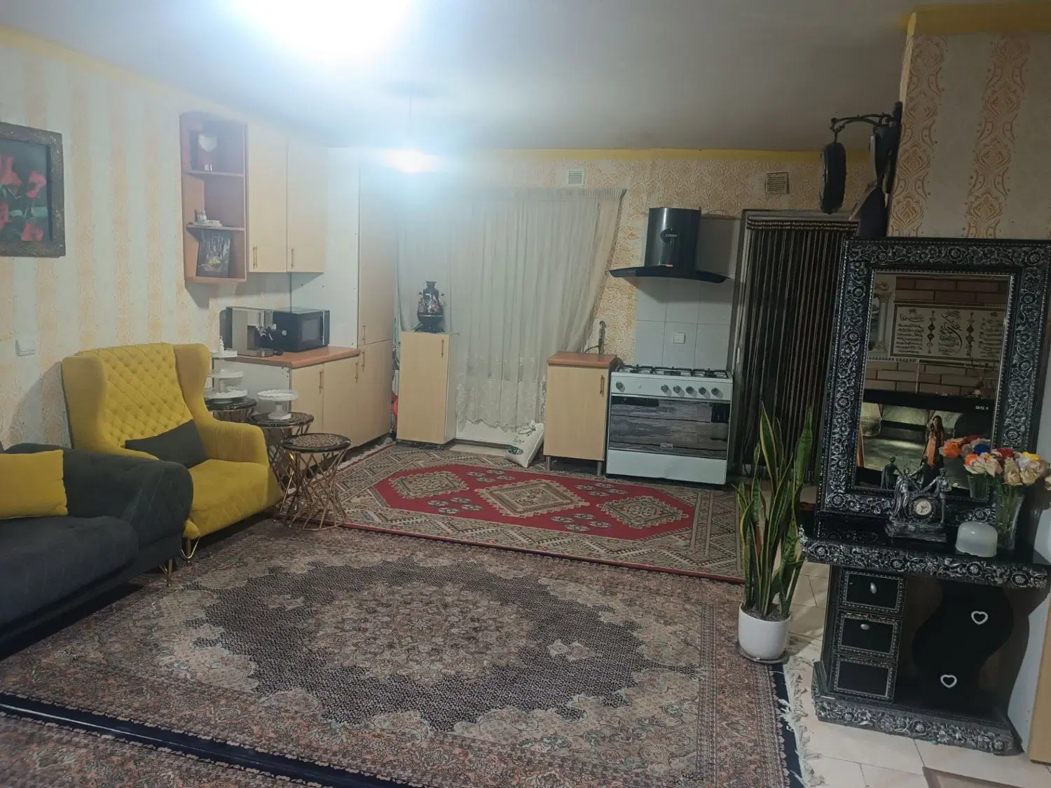 آبشناسان واحد82متری مهر 18با پارکینگ مسقف و انباری
