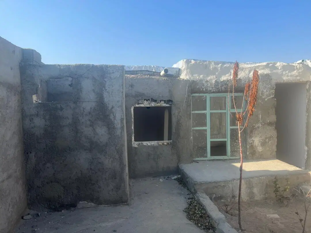حیاط نیمه کاره