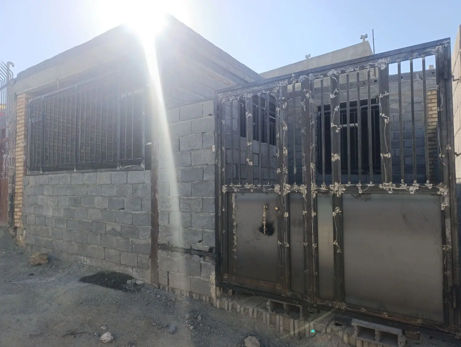 خانه نیمه کاره 102متری دوخوابه حیاط ماشین رو